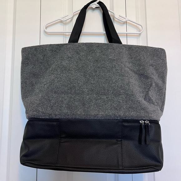 Travel tote with shoe compartment. Zip top - Picture 2 of 5